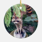 Raccoon Raiding the Bird Feeder Keramisch Ornament (Achterkant)
