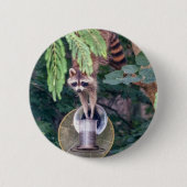 Raccoon Raiding the Bird Feeder Ronde Button 5,7 Cm (Voorkant)