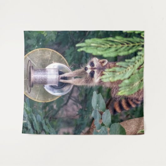 Raccoon Raiding the Bird Feeder Wandkleed (Voorkant (horizontaal))
