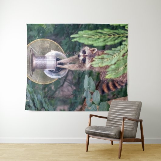Raccoon Raiding the Bird Feeder Wandkleed (In Situ (horizontaal))