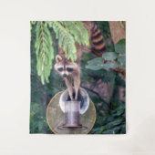 Raccoon Raiding the Bird Feeder Wandkleed (Voorkant)
