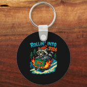Raccoon Rollin Into 2026 Dumpster Fire New Year Me Sleutelhanger (Voorkant)