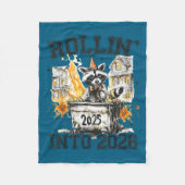Raccoon Rollin Into 2026 Funny Dumpster Fire 2025  Fleece Deken (Voorkant)