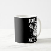 Raccoon Rolling Into 2026 Happy New Year 2026 Funn Koffiemok (Voorkant rechts)