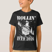 Raccoon Rolling Into 2026 Happy New Year 2026 Funn T-shirt (Voorkant)