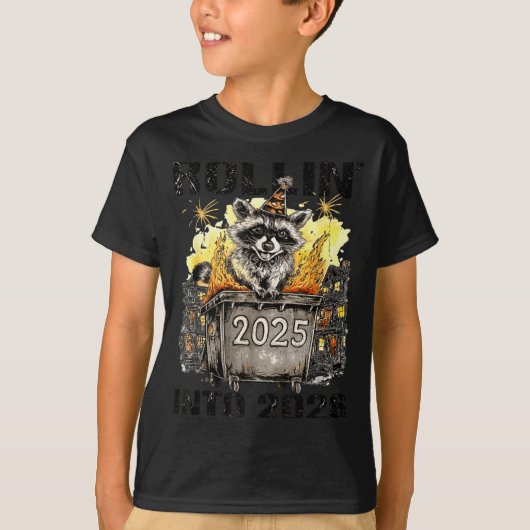 Raccoon Rolling Into 2026 Happy New Year 2026 Funn T-shirt (Voorkant)