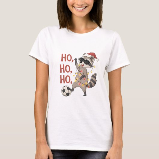Raccoon with lights and Christmas hat playing socc T-shirt (Voorkant)