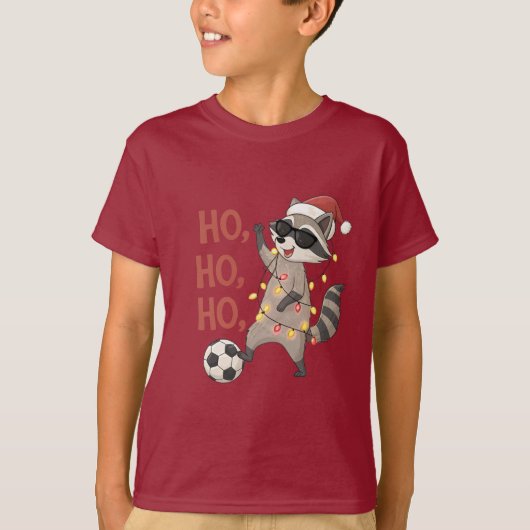 Raccoon with lights and Christmas hat playing socc T-shirt (Voorkant)