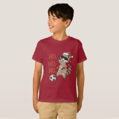 Raccoon with lights and Christmas hat playing socc T-shirt (Voorkant volledig)