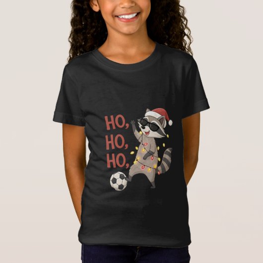 Raccoon with lights and Christmas hat playing socc T-shirt (Voorkant)