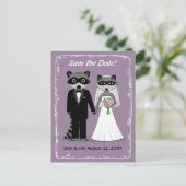 Raccoons Bruiloft Bewaar de datum Paarse Aankondigingskaart (Staand voorkant)