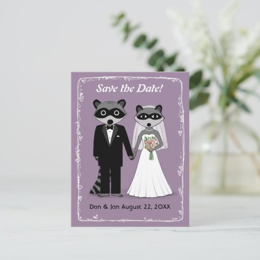 Raccoons Bruiloft Bewaar de datum Paarse Aankondigingskaart (Staand voorkant)