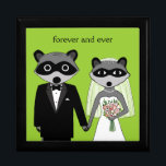 Raccoons Weddenschap en bruid met aangepaste tekst Cadeaudoosje<br><div class="desc">Bord,  Multomap,  Mok:</div>