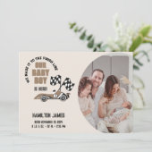 Race Auto Baby Boy Geboorte Aankondiging (Staand voorkant)