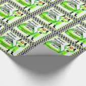 Race auto en bestuurder gepersonaliseerde verjaard cadeaupapier (Hoek)