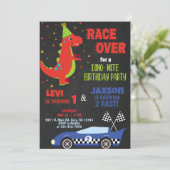 Race-auto en dinosaurusjongen-zusjes-uitnodiging. kaart (Staand voorkant)
