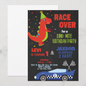 Race-auto en dinosaurusjongen-zusjes-uitnodiging. kaart (Voorkant / Achterkant)