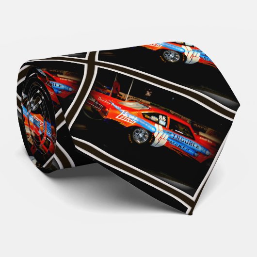 Race-auto op Stropdas genaamd 'probleemmaker' (Opgerold)