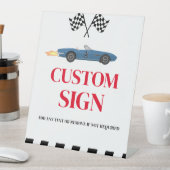 Race auto opgroeien twee snelle verjaardag aangepa reclamebord met voetstuk (Insitu)