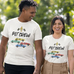 Race Auto Pit Crew Verjaardag Volwassen T-shirt<br><div class="desc">Racing thema verjaardagsfeestje t-shirt met een 4 waterverven race auto's,  geruite vlaggen,  een trofee,  en het gezegde "PIT CREW".</div>