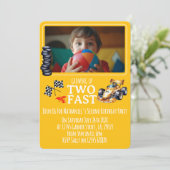 Race Auto Tweejarig Foto Feest Uitnodiging (Staand voorkant)