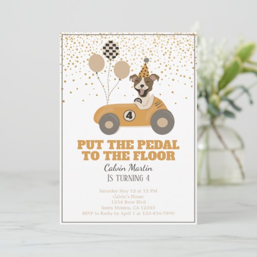 Race Car Dog Boys Vierde verjaardag Kaart (Staand voorkant)