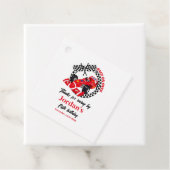 Race op een rode raceauto op elke verjaardag bedankjes labels (In situ)