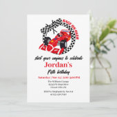 Race op een rode raceauto op elke verjaardag kaart (Staand voorkant)