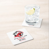 Race op een rode raceauto op elke verjaardag kartonnen onderzetters (Insitu)