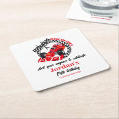 Race op een rode raceauto op elke verjaardag kartonnen onderzetters (Schuin)