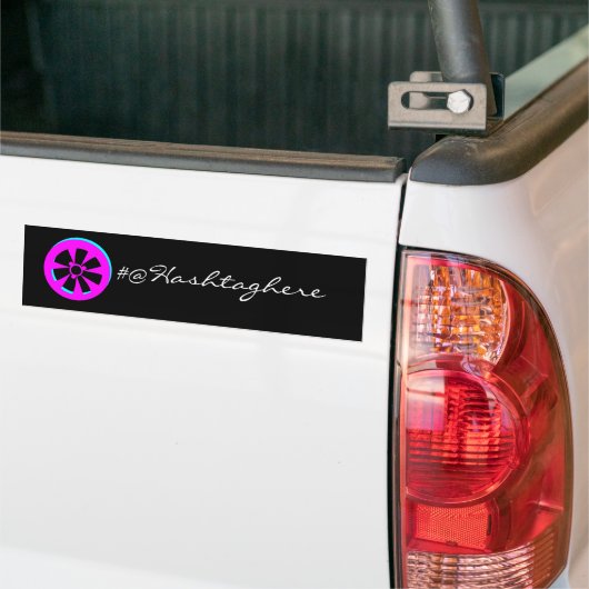 Raceauto Velg Neon Roze Zwart Auto Bumpersticker (Op Truck)