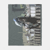 Racehorse met jockey in blauwe fleece deken (Voorkant)