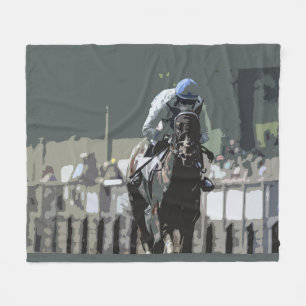 Racehorse met jockey in blauwe fleece deken