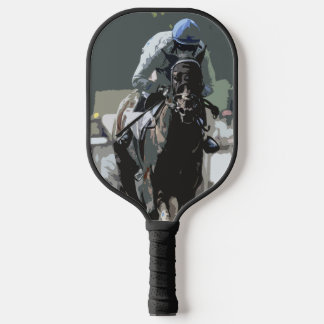 Racehorse met jockey in blauwe pickleball peddel paddle