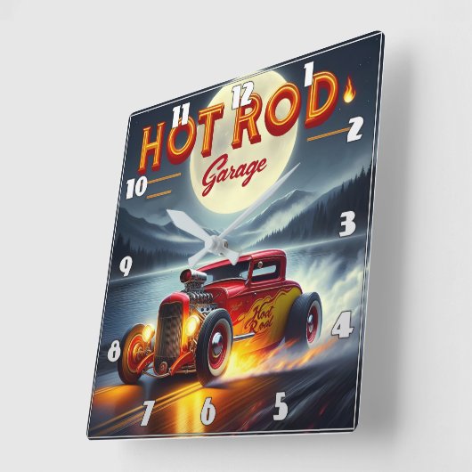 Racen door een maanverlicht landschap in een hete  vierkante klok (Hoek)