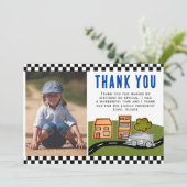 Racerauto op weg jongen foto verjaardag  bedankkaart (Staand voorkant)