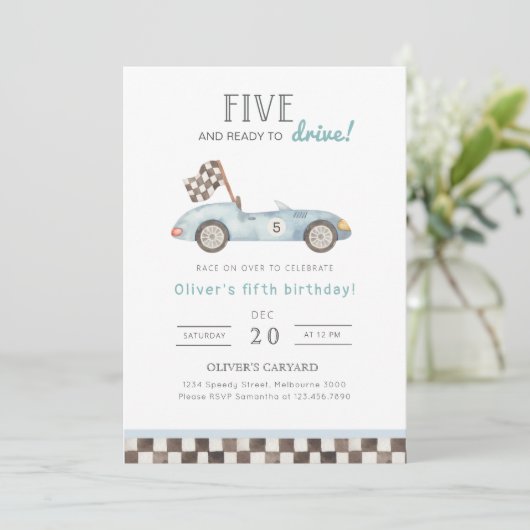 Racing 5e verjaardag uitnodiging, blauwe auto 5e B Kaart (Staand voorkant)