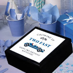 Racing Car Boy's Verjaardag Gift Box Cadeaudoosje<br><div class="desc">Als je op zoek bent naar een mooie souvenirdoos voor die bijzondere kleine jongen in je leven wiens verjaardag het is, zoek dan niet verder! Deze raceauto thema geschenkdoos is ideaal voor een kleine jongen! De geschenkdoos is zo eenvoudig te personaliseren - als het voor een 2e verjaardag is, kunt...</div>