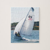 Racing Dinghy op snelheid Legpuzzel (Verticaal)