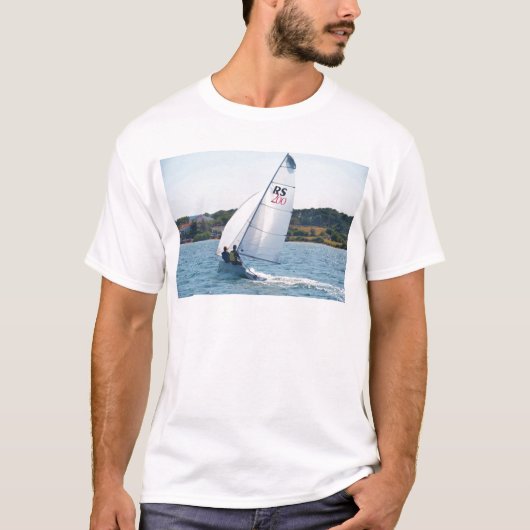 Racing Dinghy op snelheid T-shirt (Voorkant)