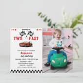 Racing van twee snelle autojongen op de tweede ver kaart (Staand voorkant)