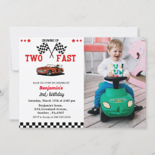 Racing van twee snelle autojongen op de tweede ver kaart