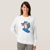 Racoon als Snowboarder met Snowboard en Scarf T-shirt (Voorkant volledig)