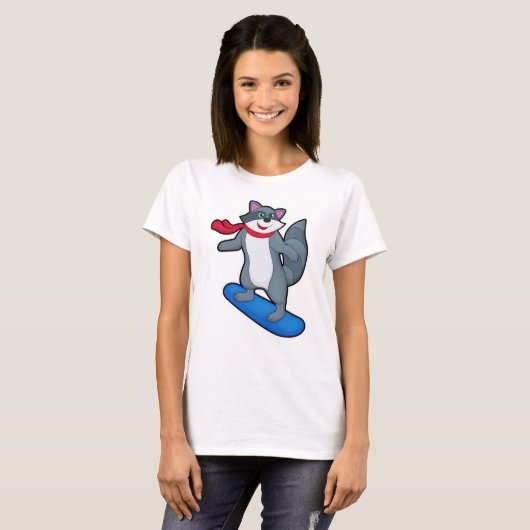 Racoon als Snowboarder met Snowboard en Scarf T-shirt (Voorkant volledig)