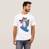 Racoon als Snowboarder met Snowboard en Scarf T-shirt (Voorkant volledig)