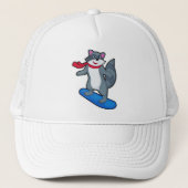 Racoon als Snowboarder met Snowboard en Scarf Trucker Pet (Voorkant)