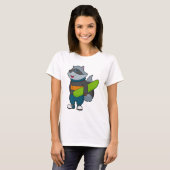 Racoon als Snowboarder met Snowboard T-shirt (Voorkant volledig)