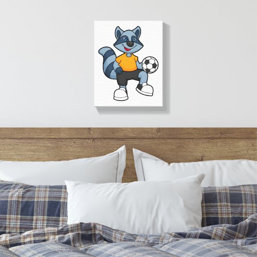 Racoon als voetbalspeler met Voetbal Canvas Afdruk (Insitu (Slaapkamer))