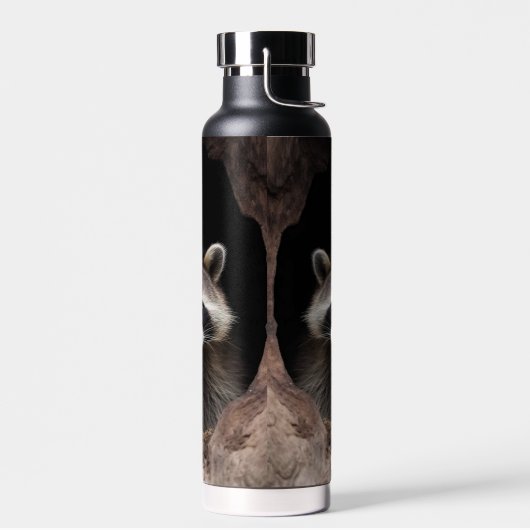 Racoon in boomgrot waterfles (Links)