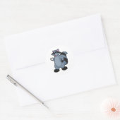 Racoon met beker koffie ronde sticker (Envelop)